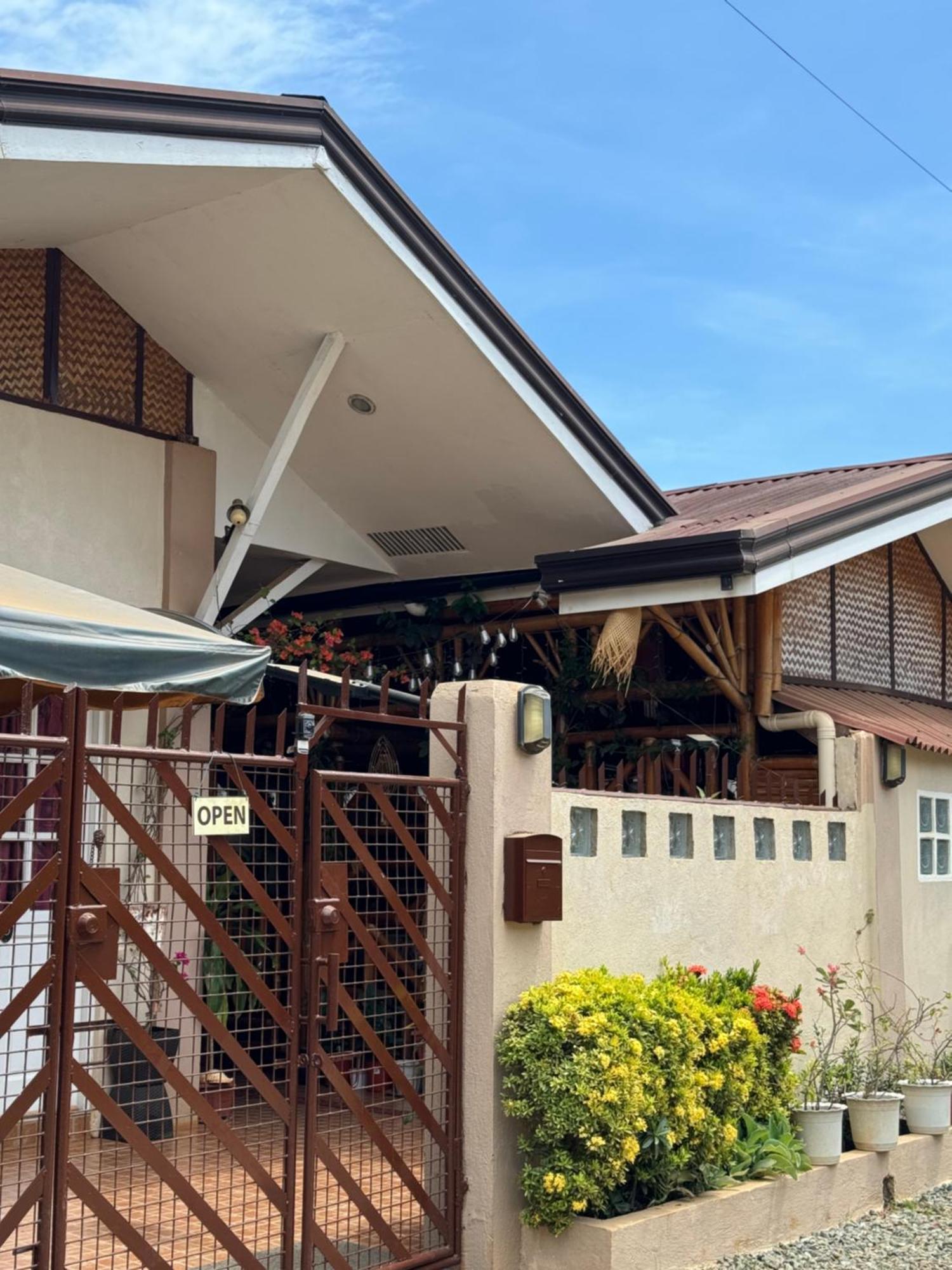 Villa Skanderbeg Guest House Puerto Princesa Luaran gambar